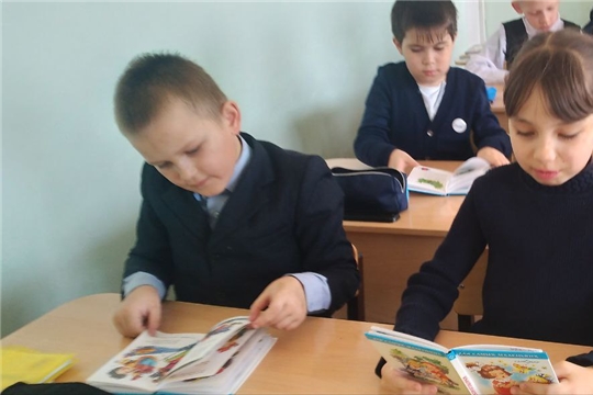 Час стихочтения "Паровоз стихов веселых" в отделе по работе с детьми