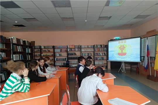 В читальном зале Центральной библиотеки прошёл познавательный час «Мой гимн, мой флаг, моя Республика» 
