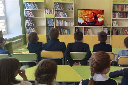 Профориентационная игра "Окно в мир профессий" в отделе по работе с детьми