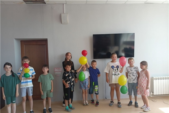 Познавательная игра «У светофора нет каникул» прошла в читальном зале Центральной библиотеки