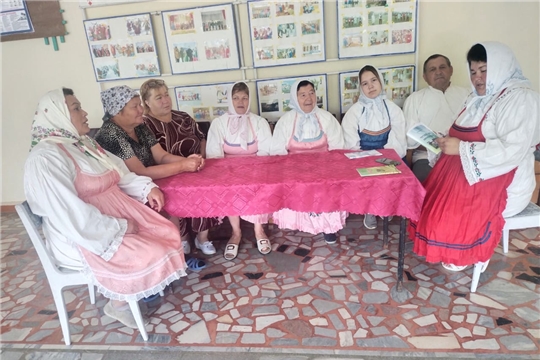 Час фольклора «Народным традициям жить и крепнуть» в Мочейской сельской библиотеке