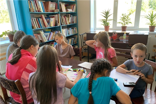 День творчества «Я рисую лето» в Большеатменской сельской библиотеке