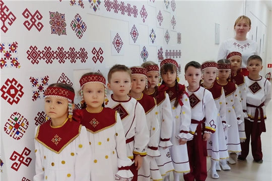 Час громкого чтения «Чувашская сказка» в зале «Сила Семьи»