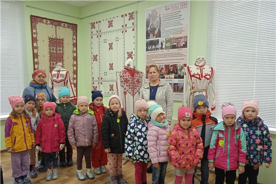 В музее воспитанники подготовительной группы детского садика «Солнышко»