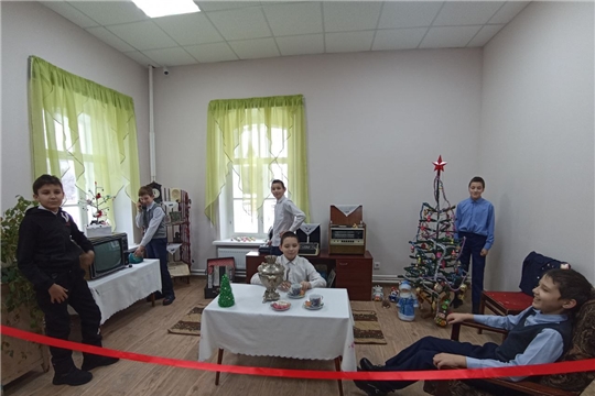 В преддверии нового года обучающиеся «Новоатайская СОШ» посетили выставку «Советский новогодний интерьер дома»