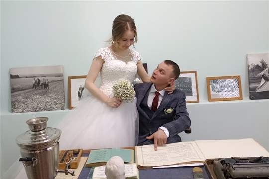 Молодожены Денис и Юлия Жидковы в музее