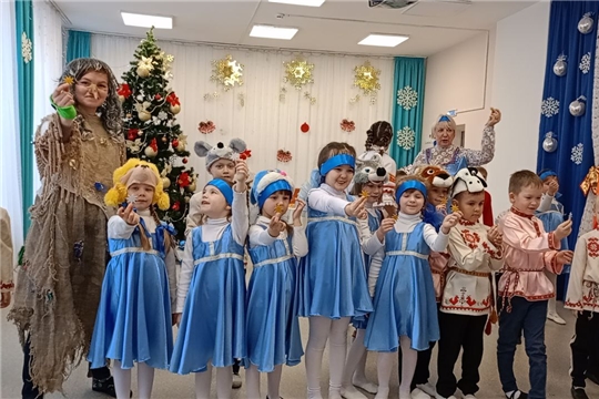 НАСТУПИЛИ СВЯТКИ- ЗАПЕВАЙ ВЕСЕЛЫЕ КОЛЯДКИ!
