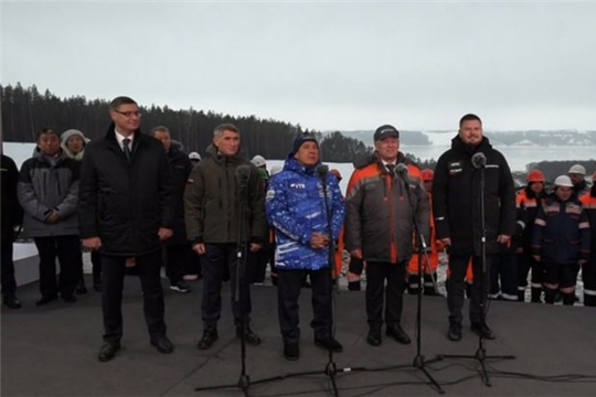 В эти минуты Владимир Путин дает старт движению по трассе М-12 Москва — Казань