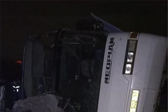В Чувашии в ночной аварии пострадали десять человек, двое — погибли