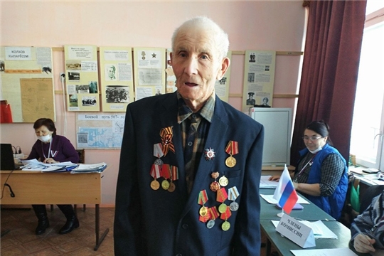 В Чувашии 100-летний участник Великой Отечественной войны сам пришел на выборы Президента