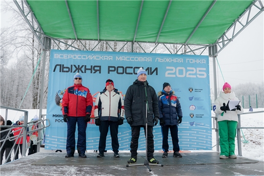 Глава Чувашии Олег Николаев принял участие во Всероссийской массовой лыжной гонке «Лыжня России»