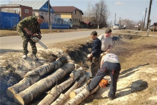Дома будет тепло: нуждающимся в Чувашии помогают дровами