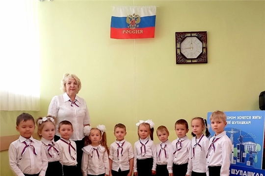 Торжественная церемония поднятия Государственного флага Российской Федерации в дестокм саду!