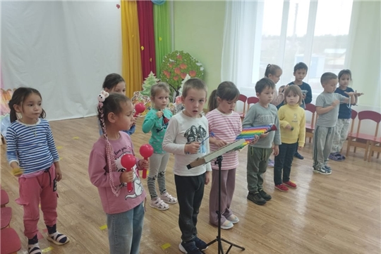Игра на музыкальных инструментах.