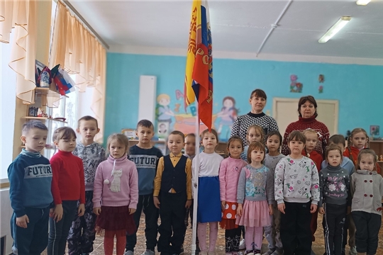 Торжественная церемония поднятия флага Российской Федерации и Чувашской Республики в день Конституции Российской Федерации.