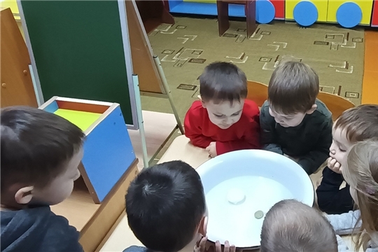 В младшей группе "Звездочки" воспитатель провела с детьми несложные опыты с водой.