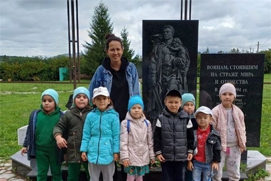 По родному краю с рюкзаком шагаю.