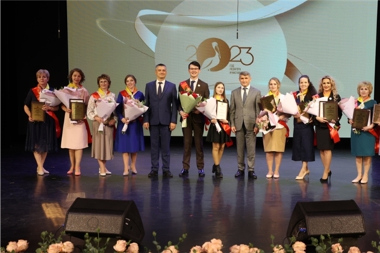 Олег Николаев поздравил победителей конкурсов педагогического мастерства