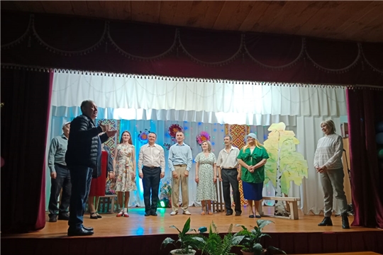 Народный театр выступил в Старочукальском сельском доме культуры со спектаклем «Ылтан керу».