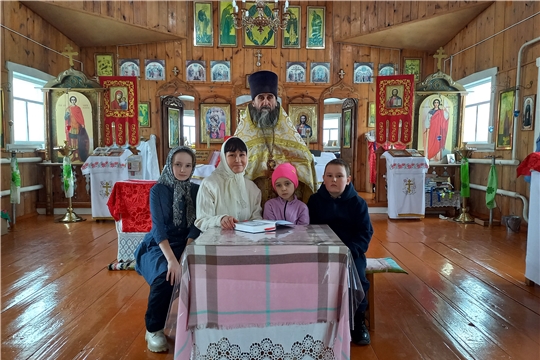 Ученики воскресной школы "Духовный очаг" с руководителем Т.Долговой посетили Трехбалтаевскую церковь им. Михаила Архангела.