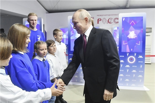 Президент Владимир Путин посетил выставку «Россия» на ВДНХ