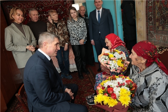 Олег Николаев ветерансене юбилей медалĕ панă