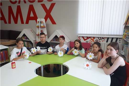 «Символ праздника – ромашка»: мастер-класс в Торханской сельской библиотеке