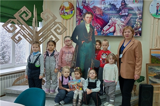 Гости Юманайcкой библиотеки малыши дошкольной группы "Теремок". Литературная викторина "Что за прелесть эти сказки"