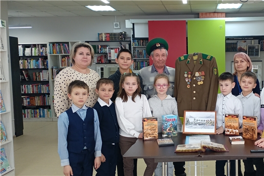 В Торханской сельской библиотеке открылся цикл уроков под названием «Есть такая профессия – защищать Родину»