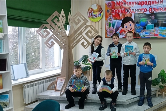 В рамках международного дня родного языка. В центре внимания Юманайской библиотеки книга Г. Волова "Кил илеме"