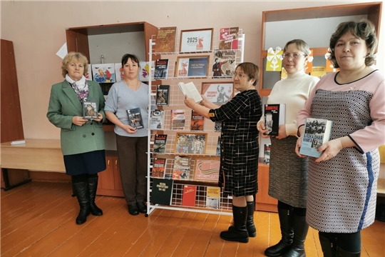 Юманайская сельская библиотека оформила передвижную книжную выставку «И память о войне вам книга оставляет…» котороя демонстрируется в МБОУ "Юманайская СОШ им. С.М. Архипова"