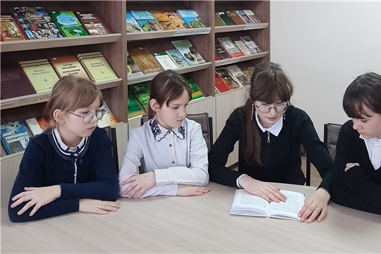 Час чтения вслух «Книги о девчонках и для девчонок» в Нижнекумашкинской сельской библиотеке