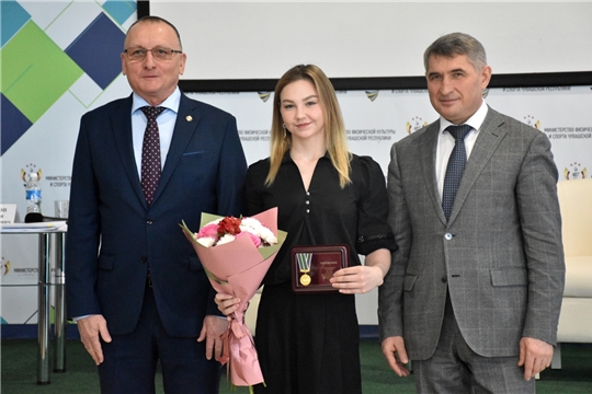 В рамках итогового заседания коллегии Минспорта Чувашии Елене Герасимовой вручена юбилейная медаль, посвященная 100-летию образования государственного органа управления в сфере физической культуры и спорта