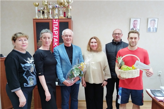 Коллектив спортивной школы олимпийского резерва №6 поздравил с днем рождения своих коллег, вложивших огромный труд в создание высокого статуса и имиджа школы