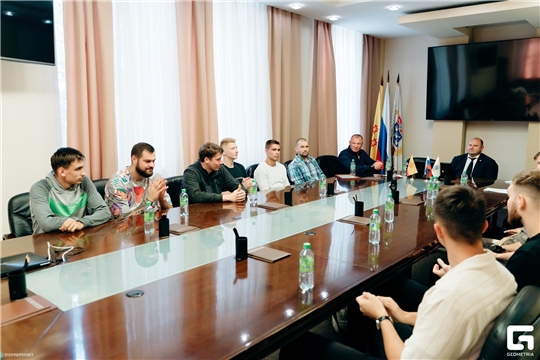 В Администрации города прошло подписание контрактов с баскетболистами «Чебоксарских Ястребов» на сезон 2023/24 гг.