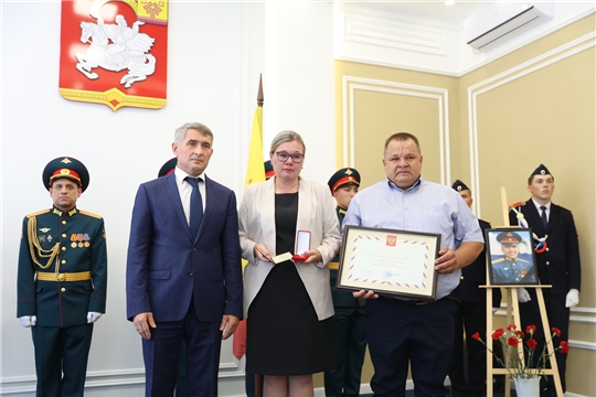 Глава Чувашии вручил Звезду Героя России родителям погибшего в ходе спецоперации Николая Петрова