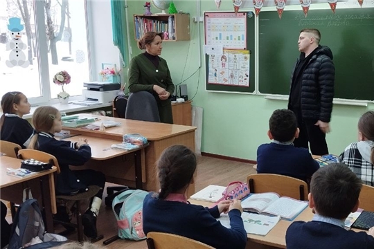 Тренер по самбо Владимир Лабазов провел ознакомительную встречу с учениками Аликовской школы