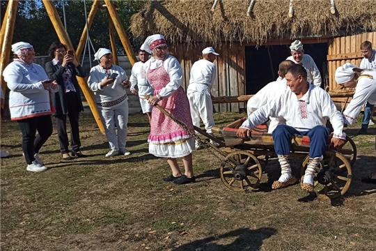  Молодые семьи от крестьянских трудов и забав в восторге!    