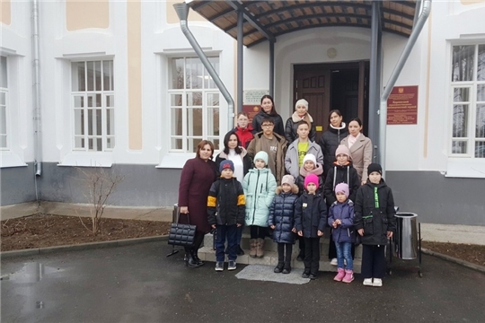 Участники фестиваля "Сердца, согретые счастьем" в гостях у Ядринского художественно-краеведческого музея
