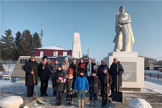 Коллективы Яншихово-Норвашского ДК, библиотеки и обучающиеся 7 класса Яншихово-Норвашской СОШ провели значимую работу по очистке территории Сквера Памяти от снега.