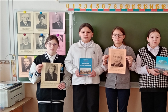 В МБОУ «Тюмеревская СОШ имени Николая Афанасьева» состоялся краеведческий урок-вернисаж «Таланты родного края».