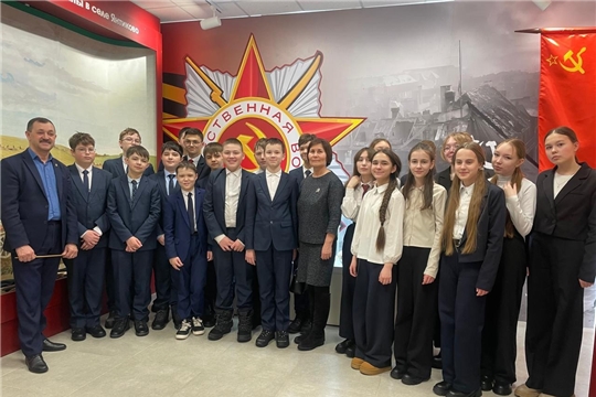 На выставке «Край родной мне сердцу дорог» в Янтиковским народно-краеведческим музее побывали учащиеся 7А класса Янтиковксой СОШ им. Героя Советского Союза П.Х. Бухтулова.