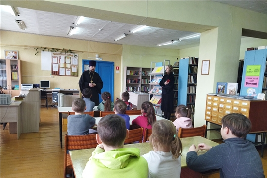 В Шимкусской библиотеке ко Дню православной книги провели час духовности и культуры «Живое слово-зеркало души»