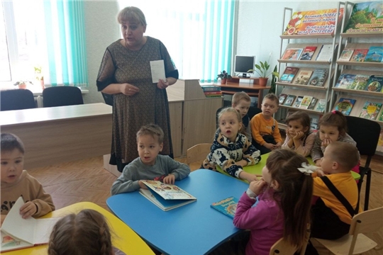 В Детской библиотеке для воспитанников МБДОУ " Детский сад 1 с.Янтиково" провели экскурсию "Библиотека - книжкин дом"