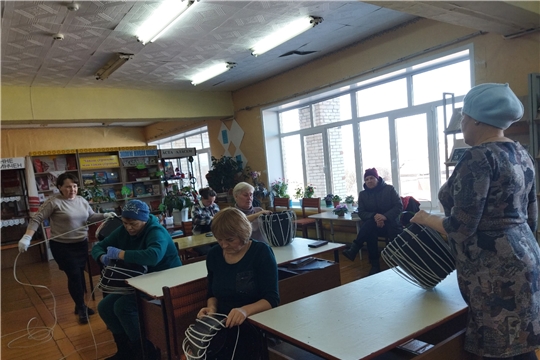 В Шимкусской библиотеке прошел мастер-класс "Искусство из ротанга"