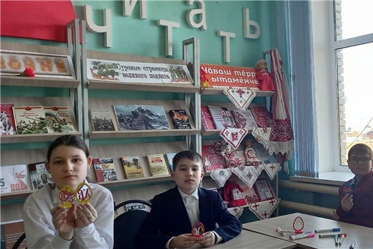 В Индырчской библиотеке прошел мастер-класс по росписи яиц «Роспись пасхального яйца»