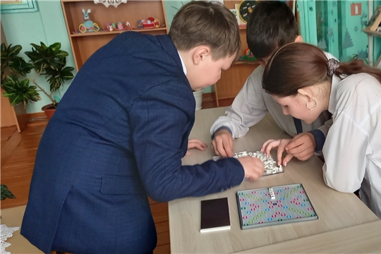 В Индырчской библиотеке провели интеллектуальную игру "Зарядка для ума»