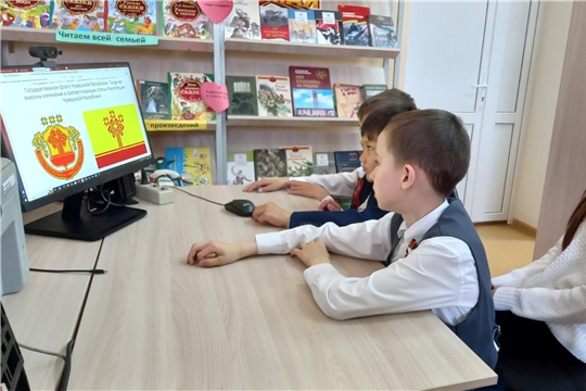 В Чутеевской библиотеке провели краеведческий час «Символы Чувашии».