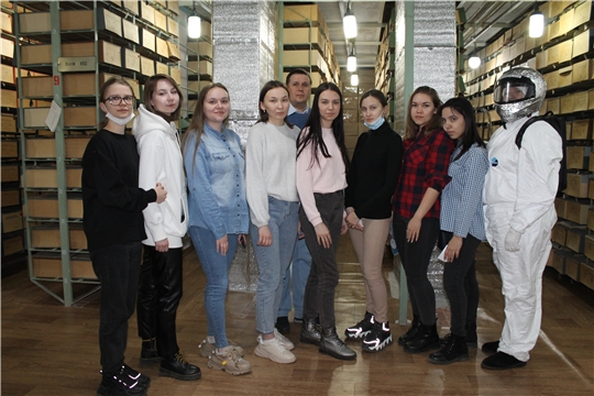 Студенты Чувашского государственного университета им. И.Н. Ульянова в госархиве
