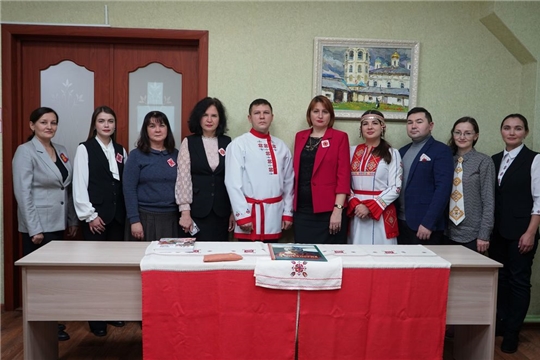 Архивисты пришли на работу с вышивкой